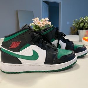 Green and black Mid Jordan 1 perfect condition!